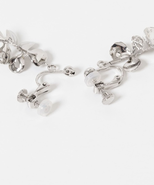 SMELLY（スメリー）の「メタルフラワーパールロングイヤリング（イヤリング・レディース・シルバー系その他・-）」の6枚目の写真