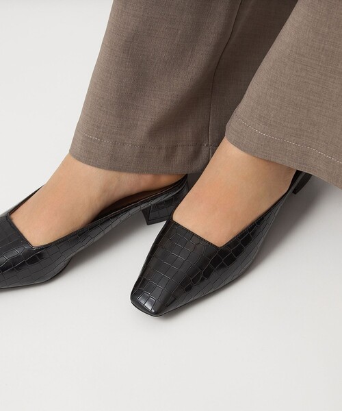 green label relaxing（グリーンレーベルリラクシング）の「スクエア チャンキー ミュール（3cmヒール）（パンプス・レディース・ブラック/ダークブラウン・S/L/M）」の7枚目の写真