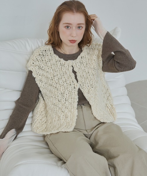 Bab(バブ)の「ハンドニットベスト(ベスト・レディース・アイボリー/ブラック・FREE)」の1枚目の写真