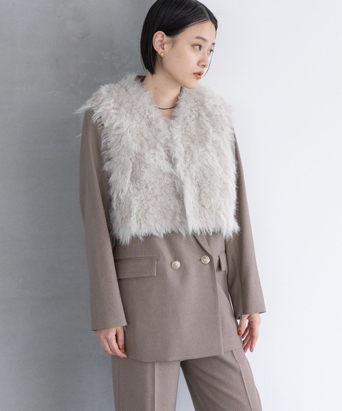 A part by（アパートバイ）の「フェイクファーショートベスト（ベスト・レディース・ライトグレー/ベージュ・FREE）」の3枚目の写真