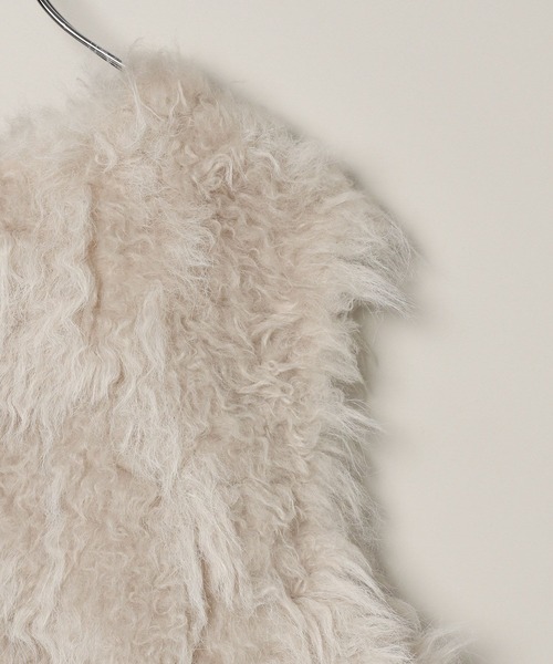 A part by（アパートバイ）の「フェイクファーショートベスト（ベスト・レディース・ライトグレー/ベージュ・FREE）」の13枚目の写真