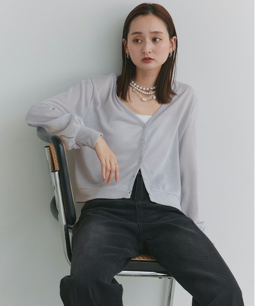 ad thie（アドティエ）の「袖ボリューム Vネック シアーカーディガン（カーディガン/ボレロ・レディース・ライトグレー/アイボリー/ブラック/レッド・FREE）」の15枚目の写真