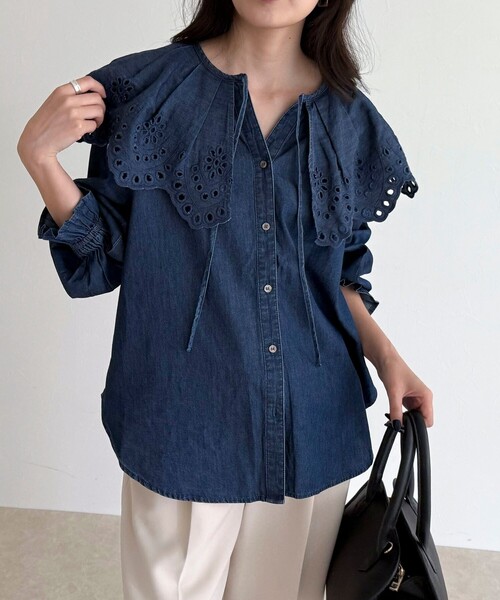 fredy emue（フレディエミュ）の「エンブロイダリーケープカラーデニムブラウス（シャツ/ブラウス・レディース・ネイビー/ブルー・38）」の2枚目の写真