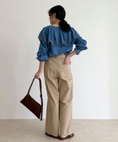 fredy emue（フレディエミュ）の「エンブロイダリーケープカラーデニムブラウス（シャツ/ブラウス・レディース・ネイビー/ブルー・38）」の5枚目の写真