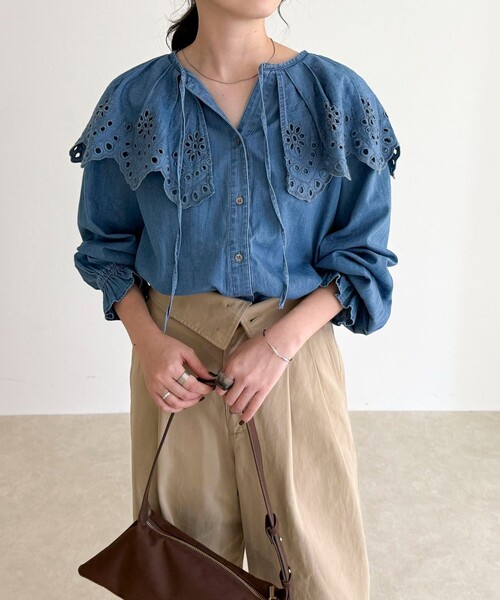 fredy emue（フレディエミュ）の「エンブロイダリーケープカラーデニムブラウス（シャツ/ブラウス・レディース・ネイビー/ブルー・38）」の6枚目の写真