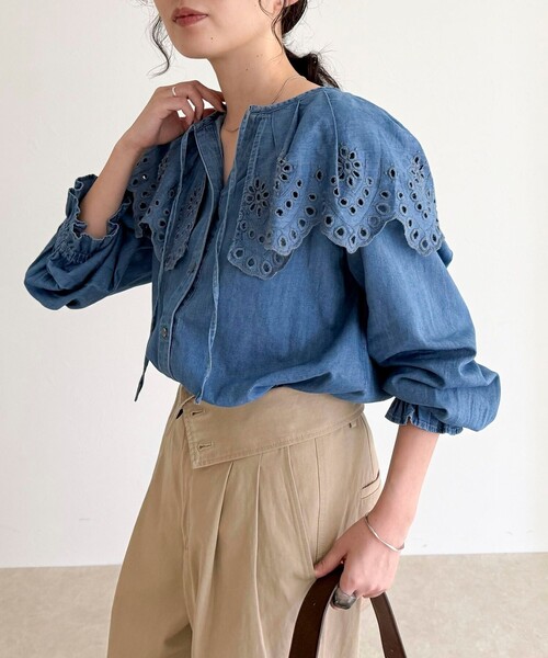 fredy emue（フレディエミュ）の「エンブロイダリーケープカラーデニムブラウス（シャツ/ブラウス・レディース・ネイビー/ブルー・38）」の8枚目の写真