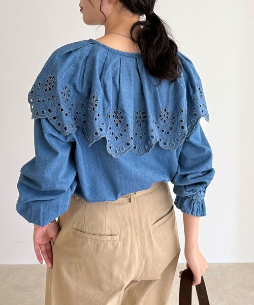 fredy emue（フレディエミュ）の「エンブロイダリーケープカラーデニムブラウス（シャツ/ブラウス・レディース・ネイビー/ブルー・38）」の9枚目の写真