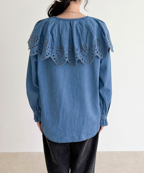 fredy emue（フレディエミュ）の「エンブロイダリーケープカラーデニムブラウス（シャツ/ブラウス・レディース・ネイビー/ブルー・38）」の13枚目の写真