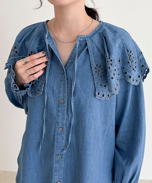 fredy emue（フレディエミュ）の「エンブロイダリーケープカラーデニムブラウス（シャツ/ブラウス・レディース・ネイビー/ブルー・38）」の14枚目の写真