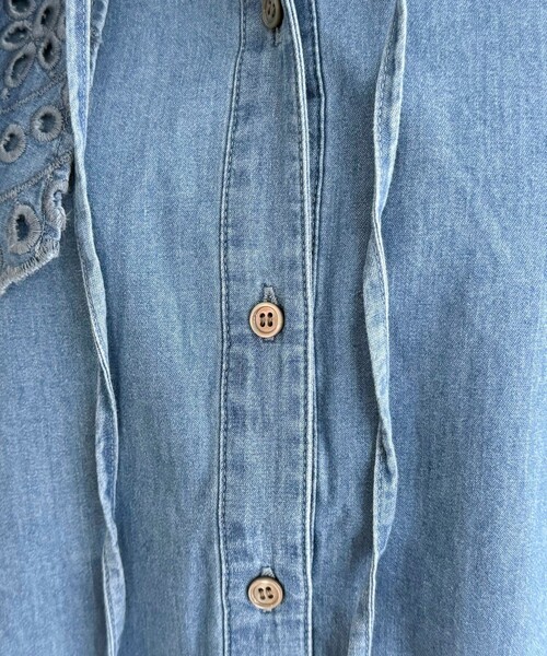 fredy emue（フレディエミュ）の「エンブロイダリーケープカラーデニムブラウス（シャツ/ブラウス・レディース・ネイビー/ブルー・38）」の15枚目の写真