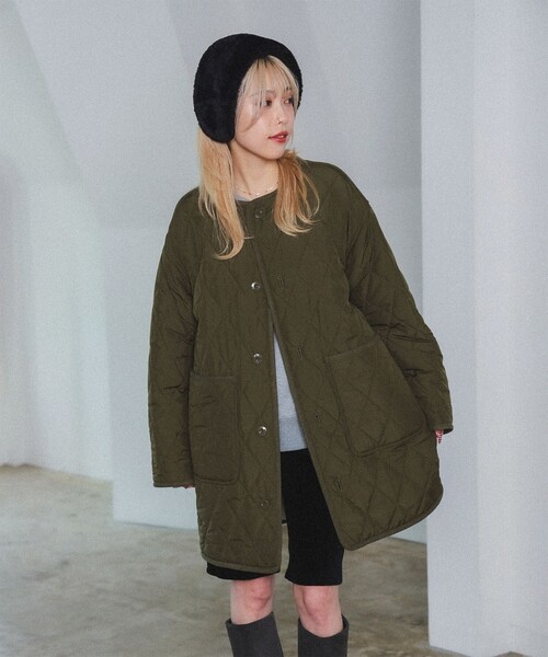 Ray BEAMS（レイビームス）の「ボア キルト リバーシブル コート（ノーカラーコート・レディース・オフホワイト/ブラック/オリーブ・0/1）」の21枚目の写真