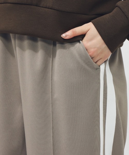 TIGORA(ティゴラ)の「ティゴラ TIGORA ワイドトラックパンツ(その他パンツ・レディース・ライトベージュ/ブラック/チャコールグレー/グリーン・S/M/L/XL)」の13枚目の写真