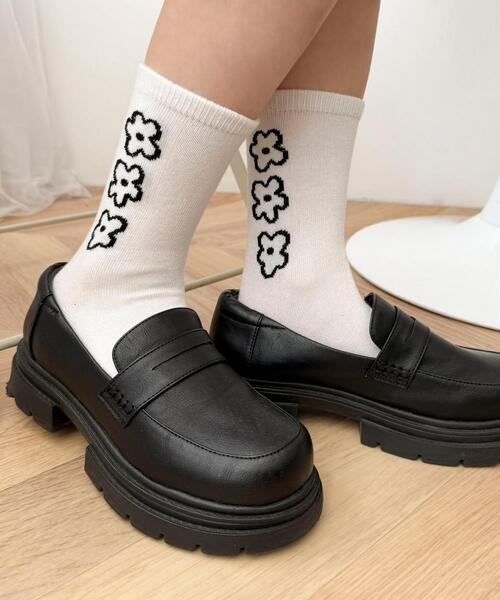 WEGO(ウィゴー)の「WEGO/手書き風3連フラワーソックス(ソックス/靴下・レディース・ブルー/ホワイト/ブラック・23-25cm)」の2枚目の写真