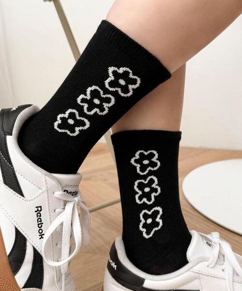WEGO(ウィゴー)の「WEGO/手書き風3連フラワーソックス(ソックス/靴下・レディース・ブルー/ホワイト/ブラック・23-25cm)」の3枚目の写真