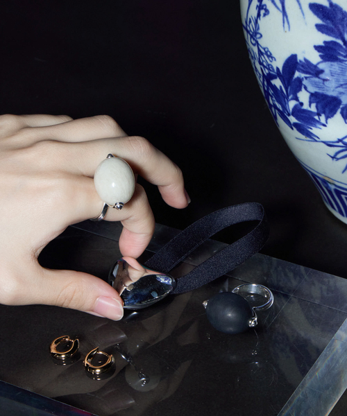 ANNIKA INEZ(アニカイネズ)の「ANNIKA INEZ STONE ELLIPSE RING R186-LRGリング(リング・レディース・ホワイト/ブラック・FREE)」の3枚目の写真