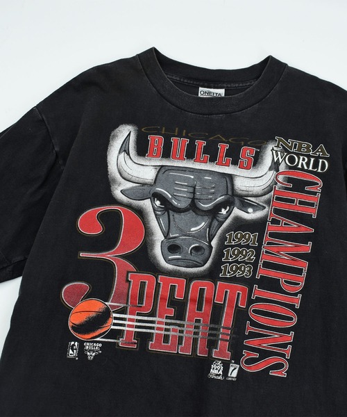 NBA/NFL/NHL/MLB(エヌビーエーエヌエフエルエヌエイチエルエムエルビー)の「【USED】90’s ONITA “NBA Chicago Bulls” バスケ Tシャツ USA製(Tシャツ/カットソー・メンズ・ブラック・LARGE)」の2枚目の写真