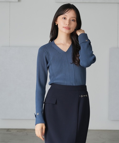 TRUDEA（トルディア）の「Vネックハトメカフスニット（ニット/セーター・レディース・ブラック/ワイン/ブルー/ベージュ・MEDIUM/LARGE）」の3枚目の写真