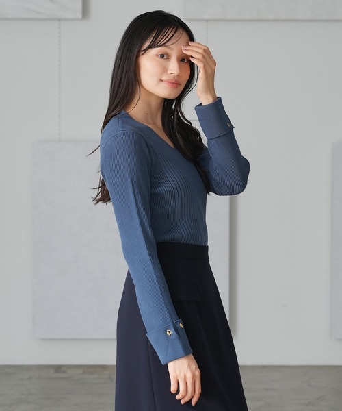 TRUDEA（トルディア）の「Vネックハトメカフスニット（ニット/セーター・レディース・ブラック/ワイン/ブルー/ベージュ・MEDIUM/LARGE）」の6枚目の写真
