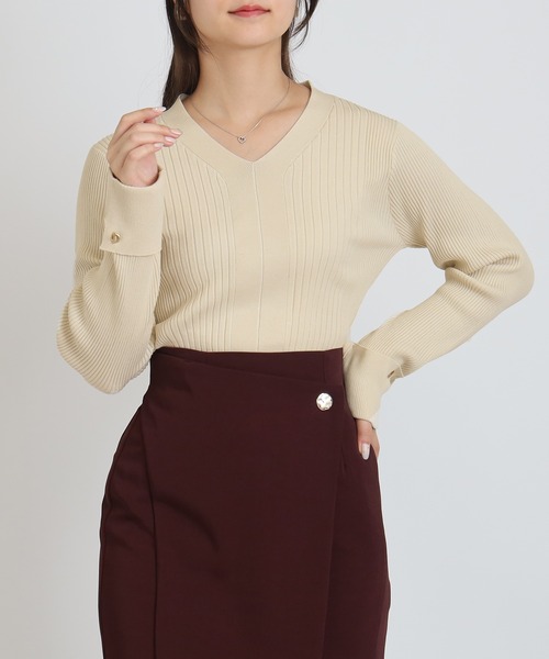 TRUDEA（トルディア）の「Vネックハトメカフスニット（ニット/セーター・レディース・ブラック/ワイン/ブルー/ベージュ・MEDIUM/LARGE）」の9枚目の写真