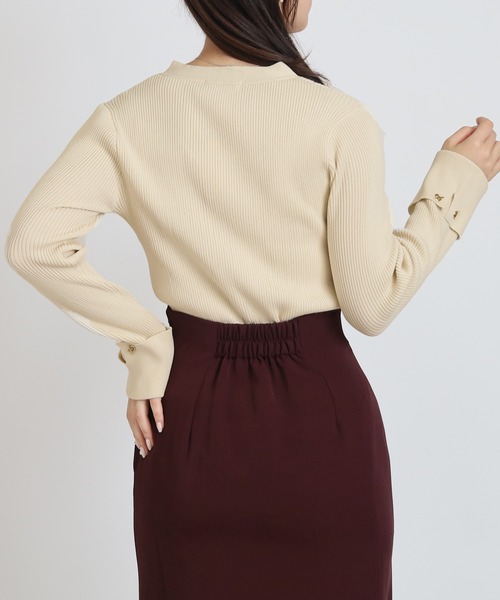 TRUDEA（トルディア）の「Vネックハトメカフスニット（ニット/セーター・レディース・ブラック/ワイン/ブルー/ベージュ・MEDIUM/LARGE）」の11枚目の写真