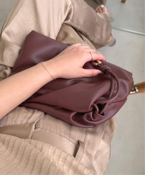 SLOBE IENA（スローブイエナ）の「《追加3》SLOBE 3WAY スムース巾着バッグ（クラッチバッグ・レディース・ブラック/ボルドー・FREE）」の2枚目の写真