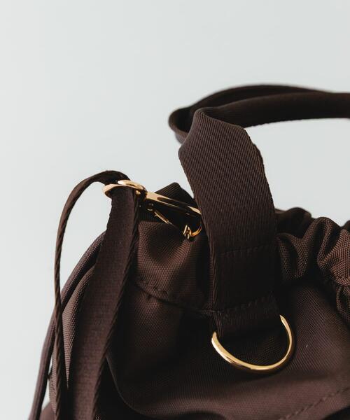RODE SKO(ロデスコ)の「軽量フリルキンチャクバッグ(ハンドバッグ・レディース・ベージュ/ブラウン/ブラック・ONE)」の5枚目の写真