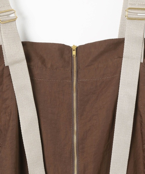 BAYFLOW（ベイフロー）の「[シルエット調整可能]ナイロンサロペット（サロペット/オーバーオール・レディース・チャコール/ブラウン・FREE）」の4枚目の写真