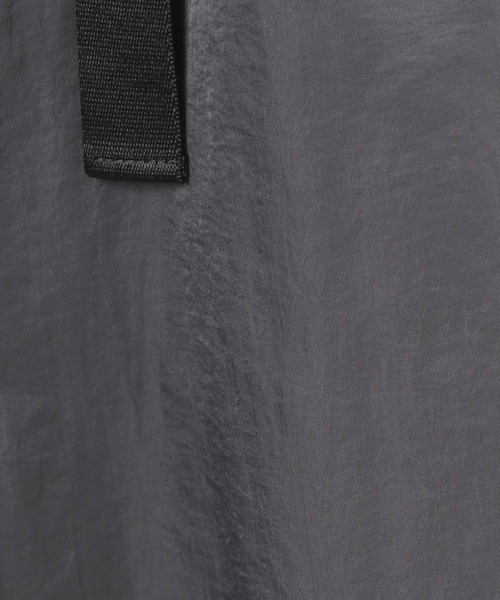BAYFLOW（ベイフロー）の「[シルエット調整可能]ナイロンサロペット（サロペット/オーバーオール・レディース・チャコール/ブラウン・FREE）」の12枚目の写真