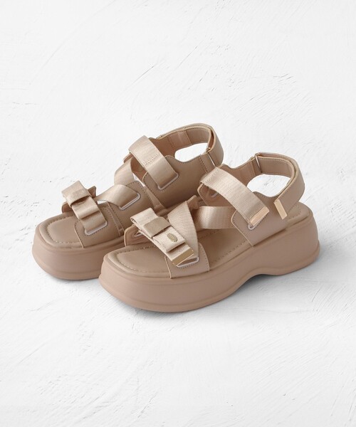 TOCCA(トッカ)の「CROSSING RIBBON SPORTS SANDALS サンダル(サンダル・レディース・ベージュ系/ブラック系・39/38/37/36)」の2枚目の写真