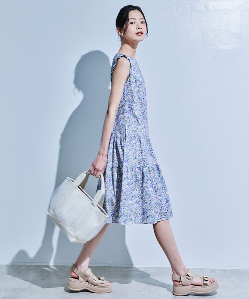 TOCCA(トッカ)の「CROSSING RIBBON SPORTS SANDALS サンダル(サンダル・レディース・ベージュ系/ブラック系・39/38/37/36)」の4枚目の写真