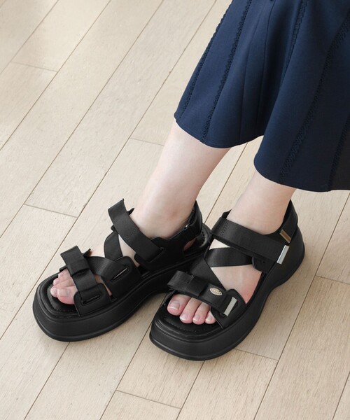 TOCCA(トッカ)の「CROSSING RIBBON SPORTS SANDALS サンダル(サンダル・レディース・ベージュ系/ブラック系・39/38/37/36)」の12枚目の写真