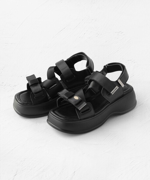 TOCCA(トッカ)の「CROSSING RIBBON SPORTS SANDALS サンダル(サンダル・レディース・ベージュ系/ブラック系・39/38/37/36)」の13枚目の写真