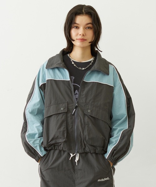 MILKFED.（ミルクフェド）の「CUTOUT LOGO TRACK JACKET（ナイロンジャケット・レディース・ライトピンク/ブラック/チャコール・M/S）」の2枚目の写真