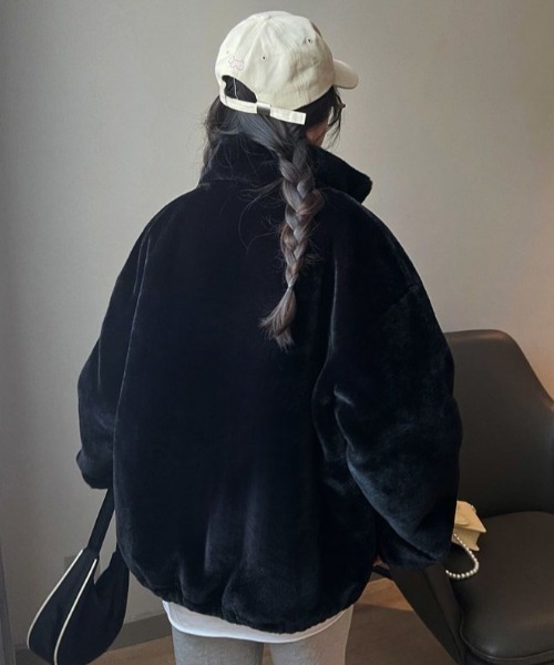 gossip！ロサンゼルス（ゴシップロサンゼルス）の「エコファー ビッグシルエットブルゾン（その他アウター・レディース・オフホワイト/ブラック・FREE）」の9枚目の写真