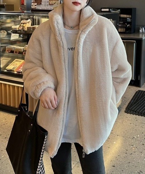 gossip！ロサンゼルス（ゴシップロサンゼルス）の「エコファー ビッグシルエットブルゾン（その他アウター・レディース・オフホワイト/ブラック・FREE）」の5枚目の写真