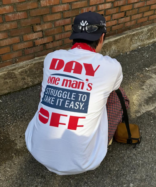 URBANDTYPE(アーバンディタイプ)の「デイオフグラフィックTシャツ_レッド_DT395(Tシャツ/カットソー・メンズ・その他・1/2/3)」の1枚目の写真