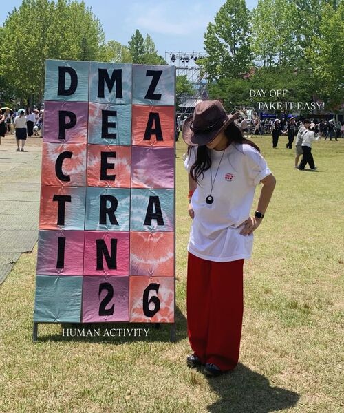 URBANDTYPE(アーバンディタイプ)の「デイオフグラフィックTシャツ_レッド_DT395(Tシャツ/カットソー・メンズ・その他・1/2/3)」の6枚目の写真
