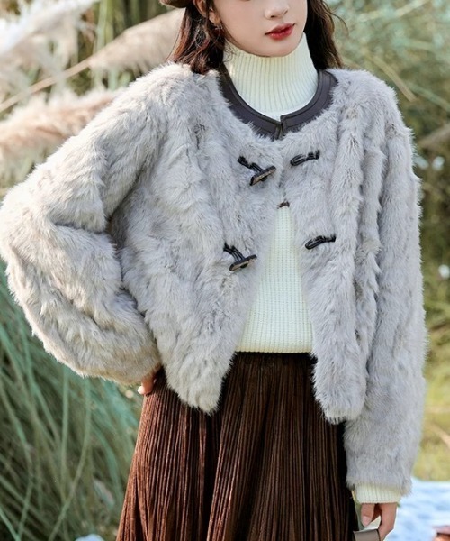 Sibra（シブラ）の「くるみボタンフェイクファーショートブルゾン（ノーカラージャケット・レディース・ホワイト/グレー・M）」の2枚目の写真