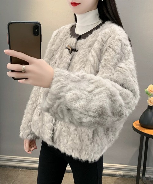 Sibra（シブラ）の「くるみボタンフェイクファーショートブルゾン（ノーカラージャケット・レディース・ホワイト/グレー・M）」の6枚目の写真