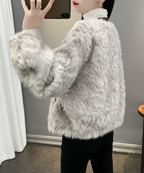 Sibra（シブラ）の「くるみボタンフェイクファーショートブルゾン（ノーカラージャケット・レディース・ホワイト/グレー・M）」の7枚目の写真