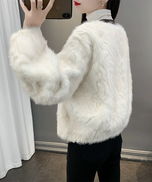 Sibra（シブラ）の「くるみボタンフェイクファーショートブルゾン（ノーカラージャケット・レディース・ホワイト/グレー・M）」の11枚目の写真