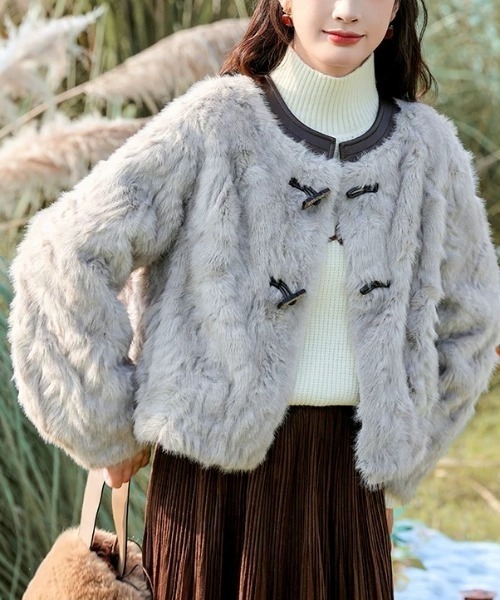 美品24/AW完売品　ソラ　プードルファーショートブルゾン　Rikako セール】くるみボタンフェイクファーショートブルゾン（ノーカラー