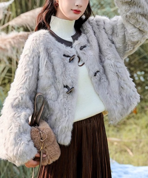 Sibra（シブラ）の「くるみボタンフェイクファーショートブルゾン（ノーカラージャケット・レディース・ホワイト/グレー・M）」の17枚目の写真