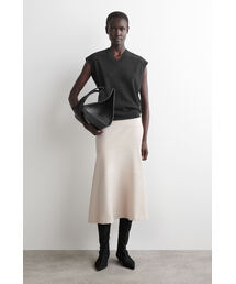 カーブしたAラインミディスカート