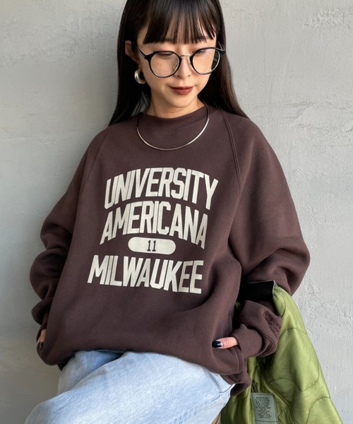 AMERICANA（アメリカーナ）の「[Americana/アメリカーナ] ボリュームスリーブ カレッジロゴスウェット（スウェット・レディース・ブラック/ライトグレー/ダークブラウン・ONE SIZE）」の3枚目の写真