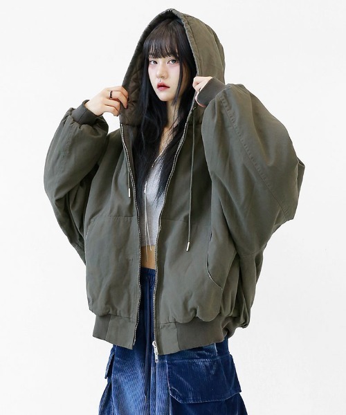 minsobi（ミンソビ）の「ダメージタッチ 中綿入り 防寒パーカー（ノーカラージャケット・メンズ・チャコール/ブラック・FREE）」の2枚目の写真