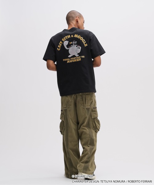 AVIREX(アヴィレックス)の「《AVIREX × FINAL FANTASY VII REMAKE》CREW NECK T-SHIRT "Cait Sith & MOOGLE" / クルーネック半袖Tシャツ ケットシー アンド モーグリ / アヴィレックス(Tシャツ/カットソー・メンズ・ブラウン/ブラック・MEDIUM/LARGE/X-LARGE/XX-LARGE)」の3枚目の写真