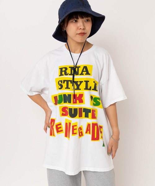 RNA(アールエヌエー)の「M2621 カットアップタイポプリントT(Tシャツ/カットソー・レディース・ホワイト/ブラック/ライトブルー・MEDIUM)」の4枚目の写真