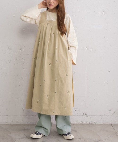 POU DOU DOU（プードゥドゥ）の「フラワー刺繍タックジャンスカ（ジャンパースカート・レディース・ダークグレー/インディゴブルー/グレー系その他・3）」の3枚目の写真