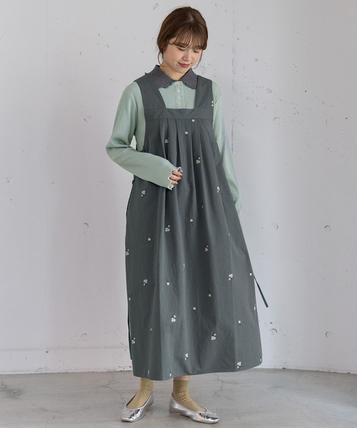 POU DOU DOU（プードゥドゥ）の「フラワー刺繍タックジャンスカ（ジャンパースカート・レディース・ダークグレー/インディゴブルー/グレー系その他・3）」の2枚目の写真